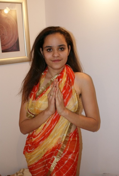 Индийская девушка обнажает свою маленькую грудь во время сольного секса на кровати