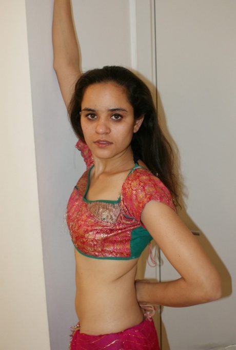 Indisches Solo-Girl Jasmine enthüllt ihre kleinen Brüste in ihrer Unterwäsche