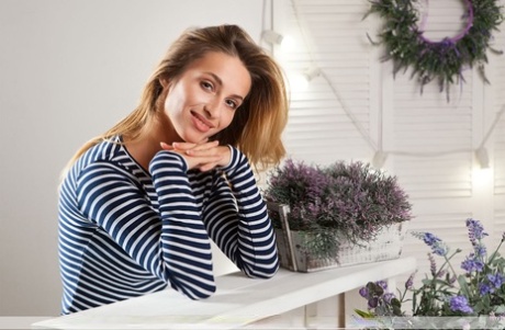 Rena, une fille blanche, libère son corps bien formé de ses vêtements de style parisien.