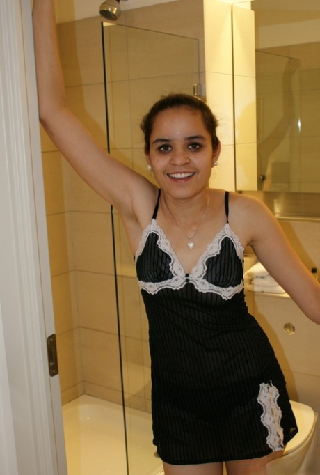 Une jolie Indienne se met seins nus sur la lunette des toilettes