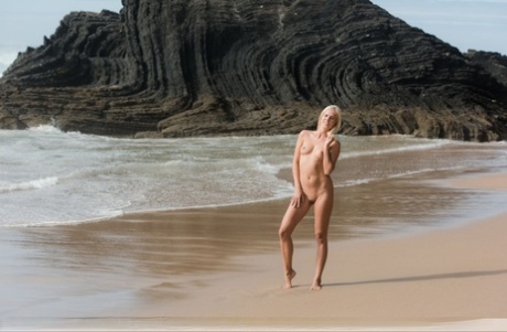 Natuurlijk blondje Tracy A poseert helemaal naakt op een ongerept strand