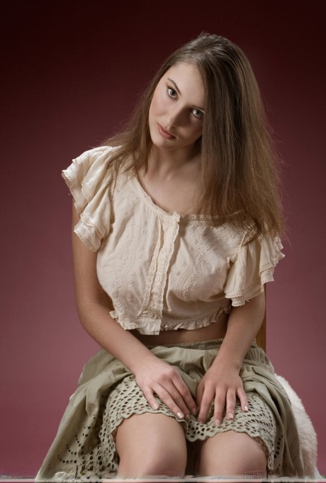 Ashley, mannequin érotique aux gros seins, exhibe une jupe haute nue avant de dévoiler ses gros seins.