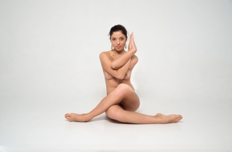 Den splitter nakne jenta Bree H demonstrerer sin smidighet under solo-action.