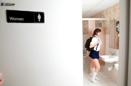 Una colegiala de 18 años suelta su cuerpo caliente en el lavabo del colegio