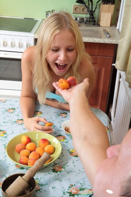 Ung blondine sutter på sin fyrs hårde pik, når hun ikke knepper