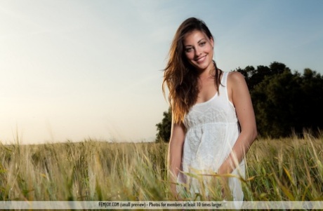 Štíhlá brunetka Lorena G se svlékla do bavlněných šatů a pózovala nahá v trávě