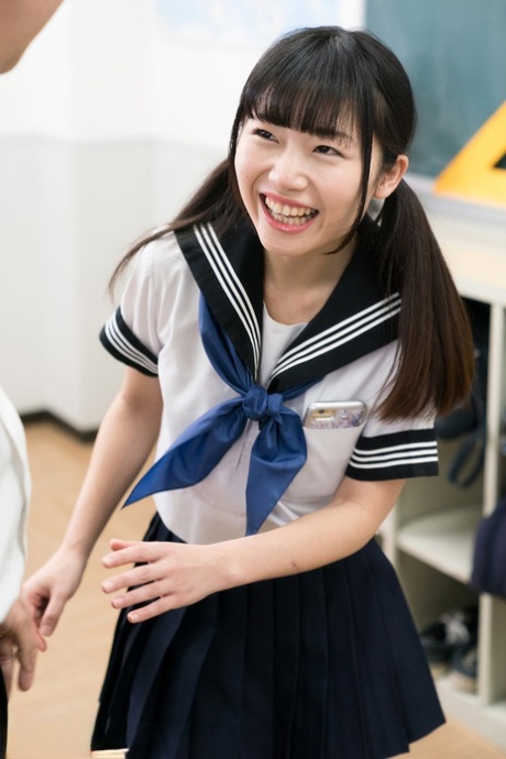 Roztomilá japonská školačka si ve třídě zvedne sukni a masturbuje před učitelem