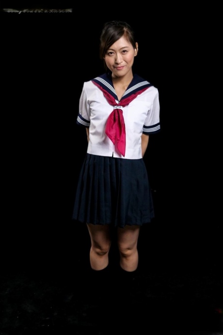 Japansk student blir munknullad i sin uniform