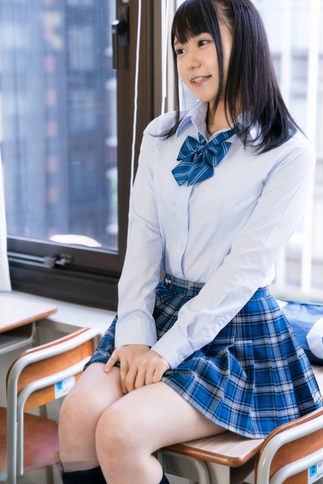 Ondeugend Japans schoolmeisje vangt sperma op na doggystyle discipline van leraar