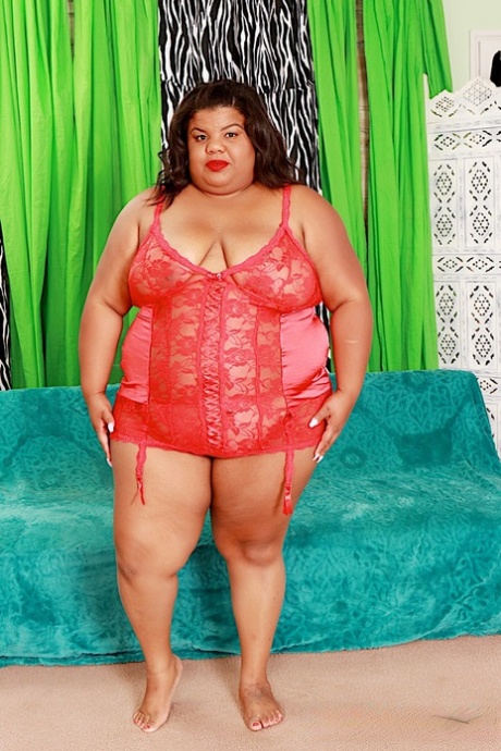 A SSBBW de ébano Peaches Love é fodida por uma máquina de foder num futon