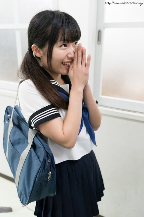 Japansk skolflicka i flätor sitter i ansiktet och ger läraren ett handjob på lektionen