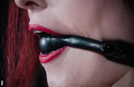 Naakte roodharige Penny Lay billen voor dominant meisje London River tijdens BDSM spel