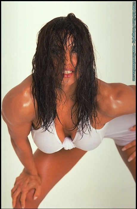Den brune fitnessmodel Pirkko Kaisanlahti poserer i bikini og sportstøj.