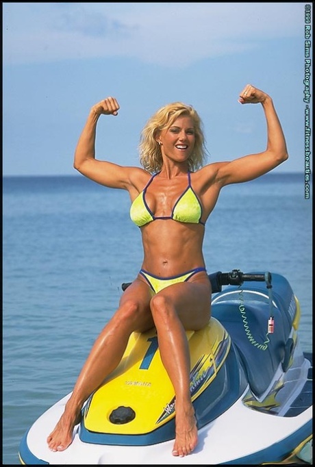Blond modelka fitness Stephanie Metzdorf wygina się w bikini na skuterze wodnym