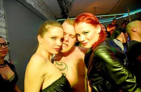 Des filles en boîte de nuit exposent leurs seins pour des jeux lesbiens devant des stripteaseurs.