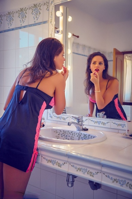 Любительница из Великобритании Адель Тейлор надевает сексуальное белье на свою красивую попку в ванной комнате