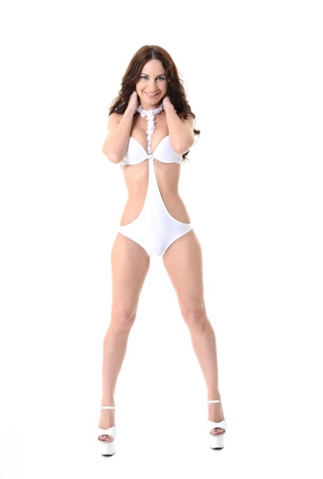 La brune Lana Rey enlève un maillot de bain blanc pour se mettre à poil sur des talons.