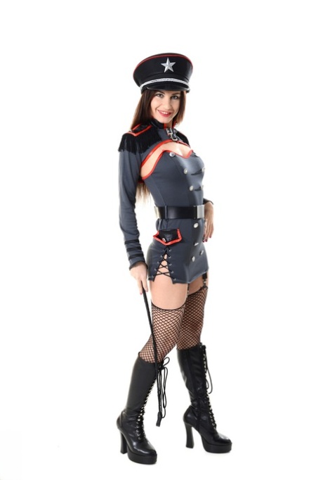 A morena gostosa Lana Rey desfaz-se do seu uniforme militar com meias de rede