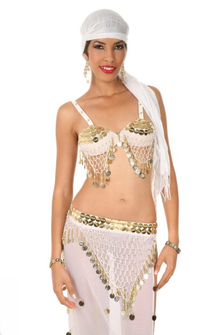 Wunderschöne Latina Jasmine Arabia schlägt auf große Posen während Solo-Aktion