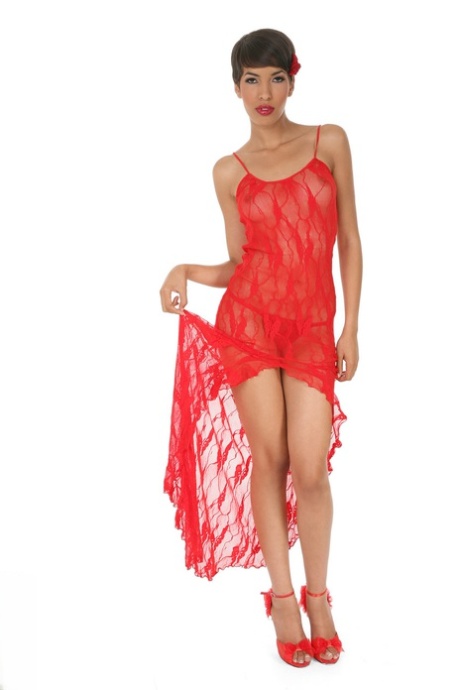 Kurzhaarige Latina mit kleinen Titten Jasmine Arabia sieht sexy in rotem Outfit aus