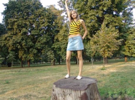 Une innocente amateur pose dans sa jolie tenue en plein air.