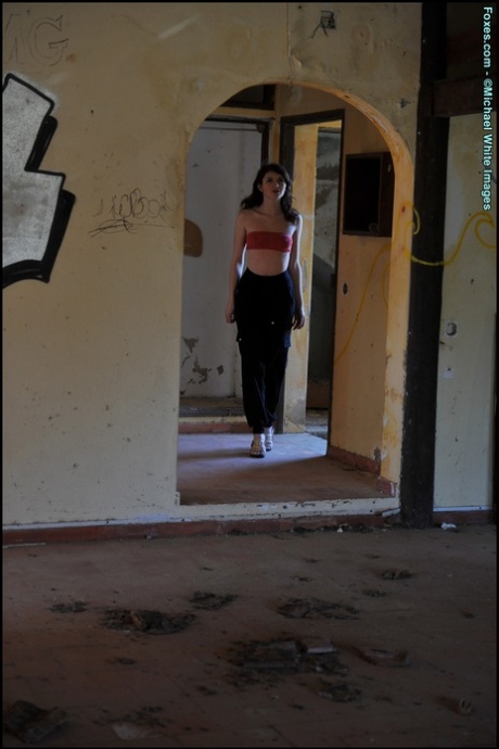 Britse schoonheid Fawna Latrisch onthult haar geweldige lichaam in een verlaten gebouw
