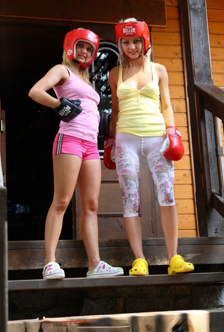 La joven rubia Pinky June y su amiga tienen sexo lésbico en cascos de boxeo