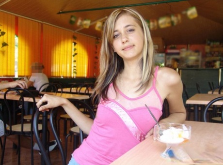 Une charmante adolescente exhibe une jupe sans culotte tout en mangeant une glace