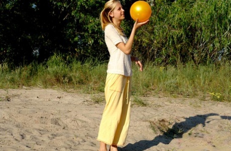 Vacker sexig blond tonåring amatör med sexig röv som spelar med boll utomhus