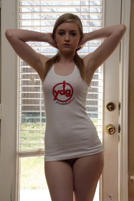 Mandy Roe, una teenager alle prime armi, si mette a nudo prima di mostrare i capezzoli