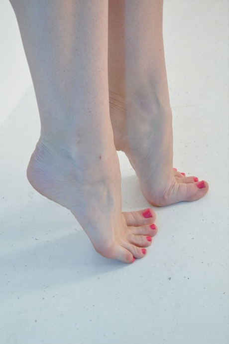 A modelo solitária Nylon Jane mostra os seus pés com e sem nylons