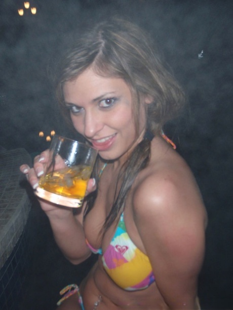 Attraktiv flickvän Victoria klär av sig naken efter ett par drinkar