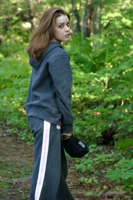 Amatørpigen Serena stripper til sorte trusser under en gåtur i skoven