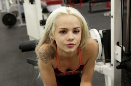 Drobna blondynka Elsa Jean jest bzykana na siłowni przez swojego trenera