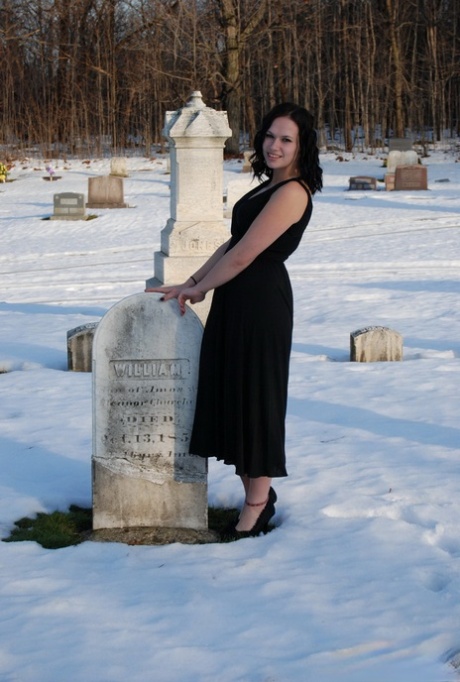 业余小妞艾米丽-洛夫在冬天的墓地里暴露了她的乳房