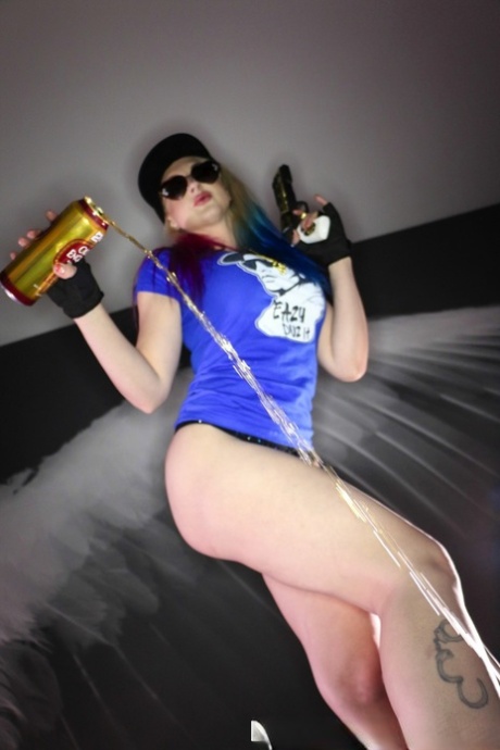 Blonde chick Leya Falcon houdt pistolen & drank vast terwijl ze haar tieten en kut toont