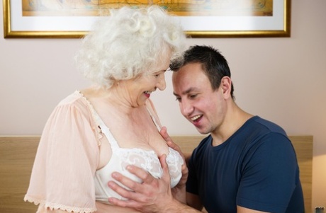 欲張りなおばあちゃんが若い恋人と性行為をした後にザーメンショットを撮る。