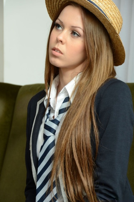 Langharige studente Roxy Payne trekt haar uniform uit om naakt in een hoed te staan
