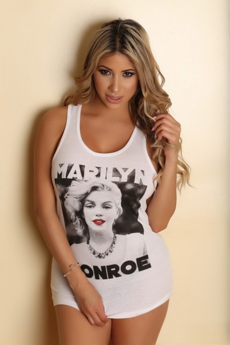 Lækker blondine poserer nøgen i bikinitrusser og tanktop med Marilyn Monroe-print