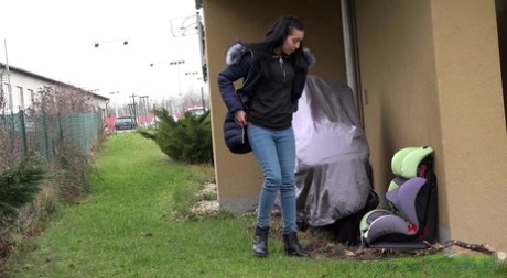 La chica de baja estatura Esperansa se pone en cuclillas para orinar urgentemente al lado de la casa de alguien