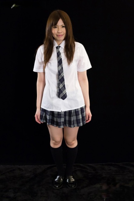 Japanse studente sluit orale seks af met sperma op haar samengetrokken gezicht