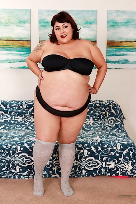 SSBBW Veruca Darling blir knullad av en maskindildo i knästrumpor