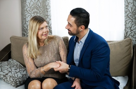 Samantha, une vieille femme blonde, prend une giclée à bouche ouverte après avoir baisé son petit garçon.