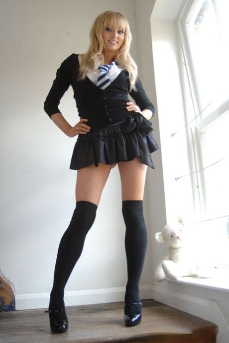 Heißes blondes Schulmädchen Elle Parker entledigt sich ihrer Uniform und posiert oben ohne in Spitzenhöschen