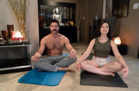 Casal de meditação Charles Dera & Jennifer Jacobs fodem durante uma massagem nuru