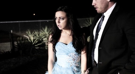 Brunette tiener Whitney Wright wordt gangbanged op prom night