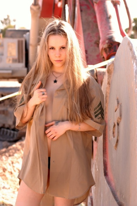 Zmysłowa blondynka Fiona Luv pozuje na pustyni w wojskowej koszuli, bikini i szpilkach