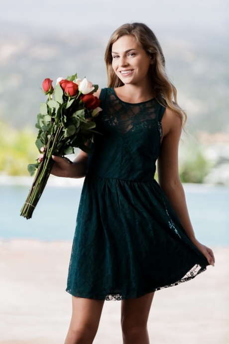 La adolescente rubia Sydney Cole huele un ramo de flores antes de desnudarse