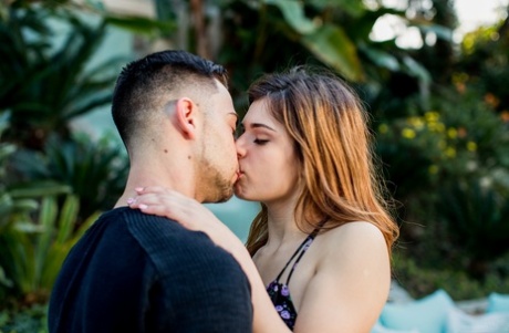 La joven Leah Gotti desnuda se deja lamer el coño y follar a lo perrito en la piscina