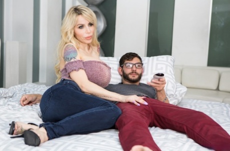 La MILF con enormi tette al silicone Danielle Derek è una regina del pompino